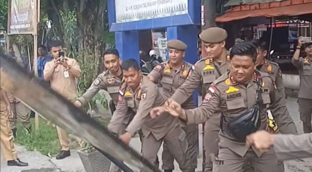 Satpol PP Bongkar Plank PTUN Milik Ahli Waris di Pasar Panam